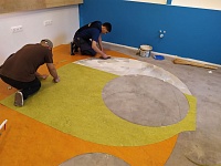 Укладка натурального линолеума дизайнерским способом -115 м2